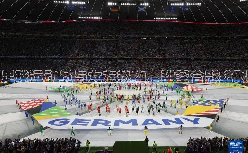 EMC易培体育赛富乐斯足球运动员与女友热吻，甜蜜合影抢眼